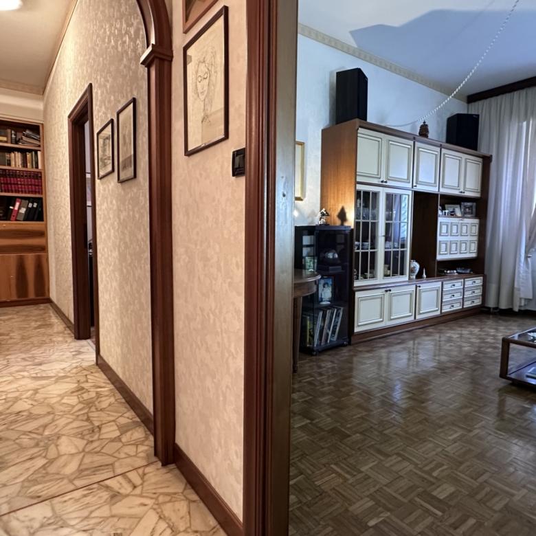 MARASSI VIA ROBINO 85 MQ. CON POSTO AUTO E CANTINA