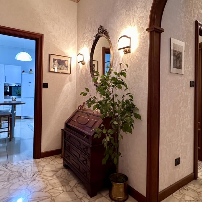 MARASSI VIA ROBINO 85 MQ. CON POSTO AUTO E CANTINA