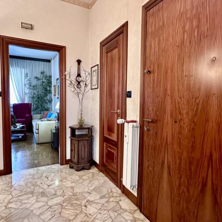 MARASSI VIA ROBINO 85 MQ. CON POSTO AUTO E CANTINA
