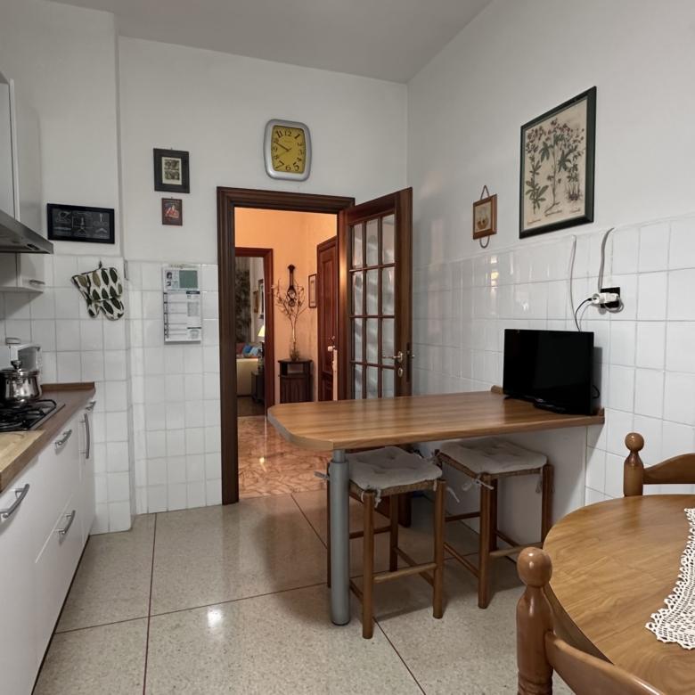 MARASSI VIA ROBINO 85 MQ. CON POSTO AUTO E CANTINA