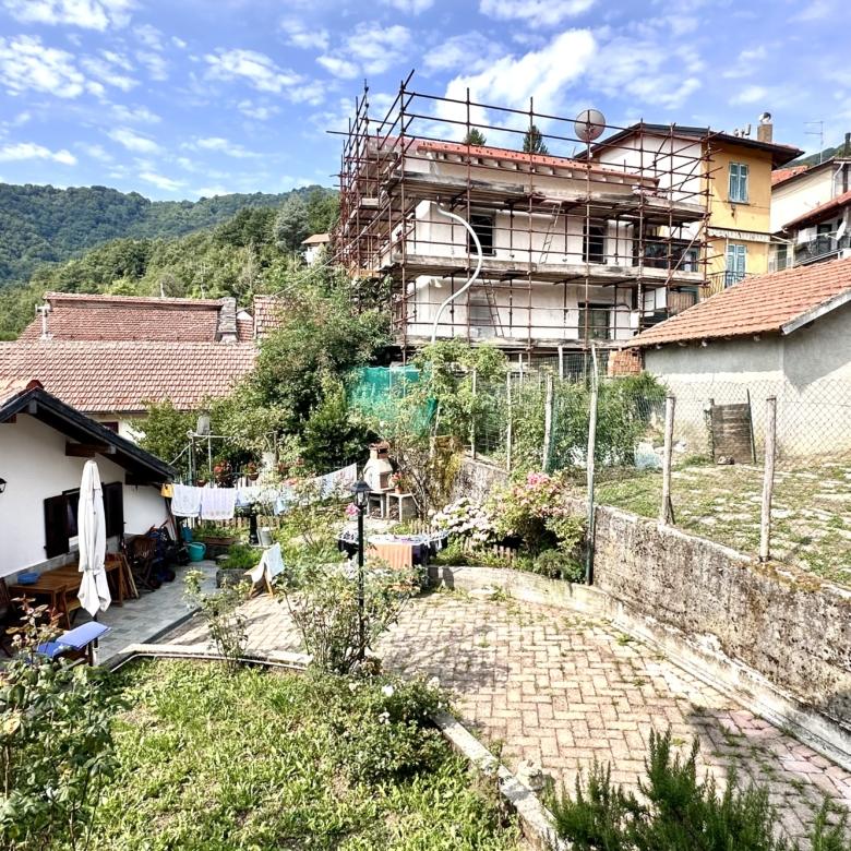 BAVASTRI GRAZIOSA CASETTA SEMINDIPENDENTE SU DUE LIVELLI