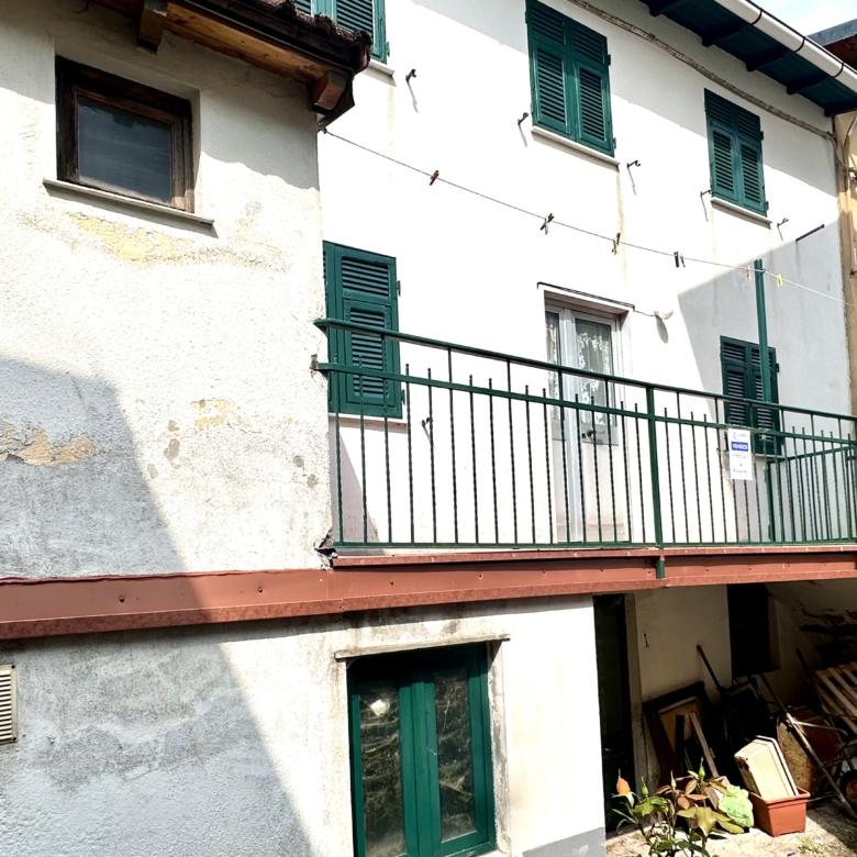 BAVASTRI GRAZIOSA CASETTA SEMINDIPENDENTE SU DUE LIVELLI