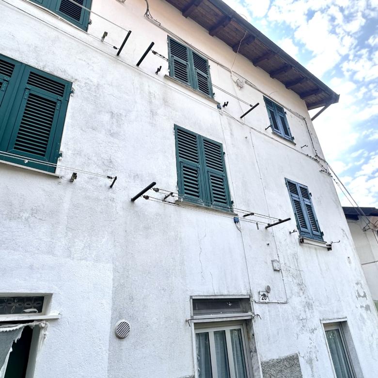 BAVASTRI GRAZIOSA CASETTA SEMINDIPENDENTE SU DUE LIVELLI