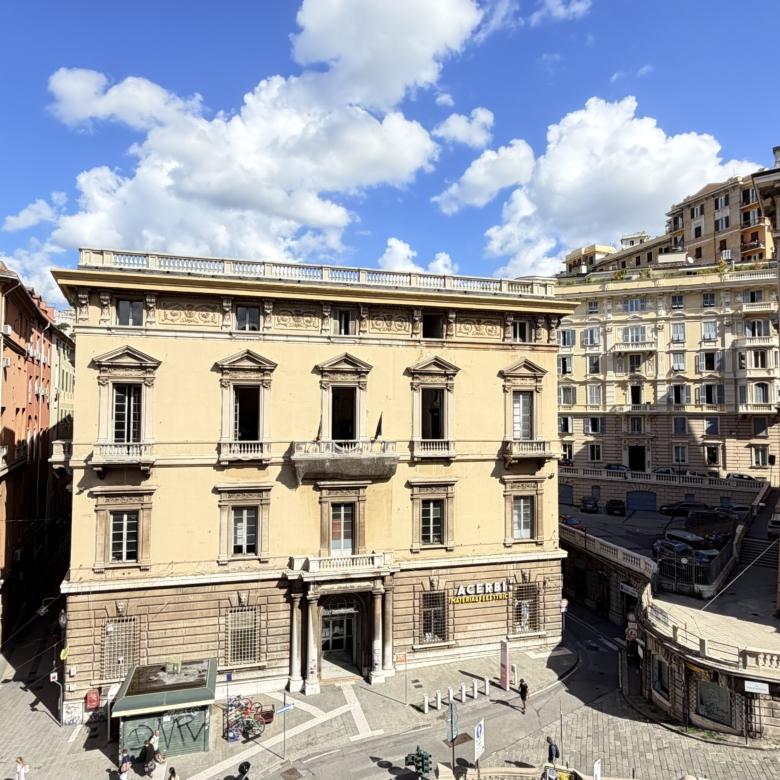 VIA CAIROLI CENTRO STORICO A DUE PASSI DA VIA GARIBALDI