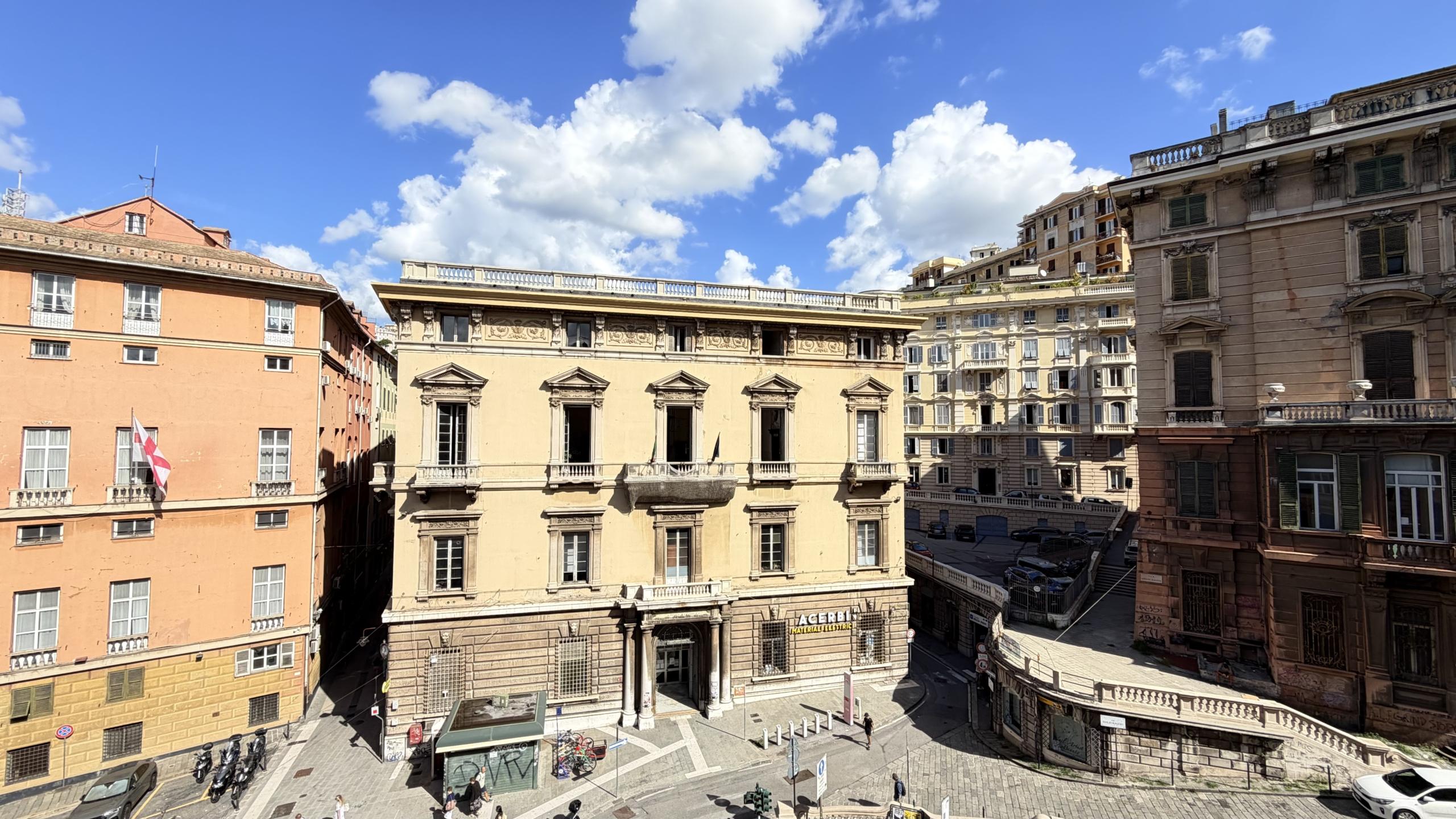 VIA CAIROLI CENTRO STORICO A DUE PASSI DA VIA GARIBALDI